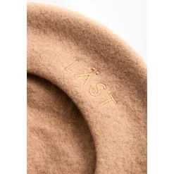 Läst Baret - Kamel -LINDA FARROW butikk 56b73c1472dccba56adfe86622dcf03e