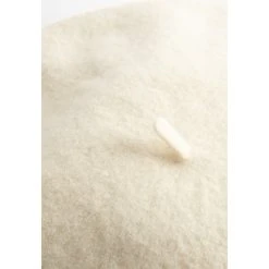 Läst Baret - Off White -LINDA FARROW butikk 7e2d6d3e76d0ef0d750fecd799d7e38d